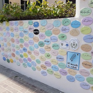 A Laigueglia nasce una nuova piastrella sul "muretto" dei ciclisti