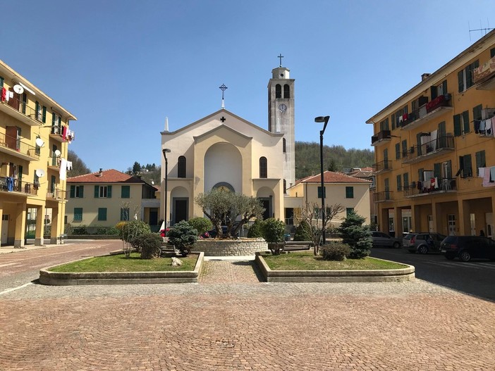 Cengio, un ulivo secolare nella piazza della chiesa (FOTO) Cengio, un ulivo secolare nella piazza della chiesa (FOTO)