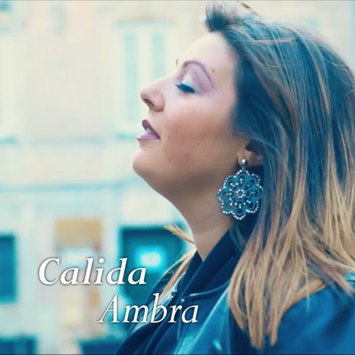 La cantante di Tovo San Giacomo Calida lancia il suo nuovo singolo "Ambra"