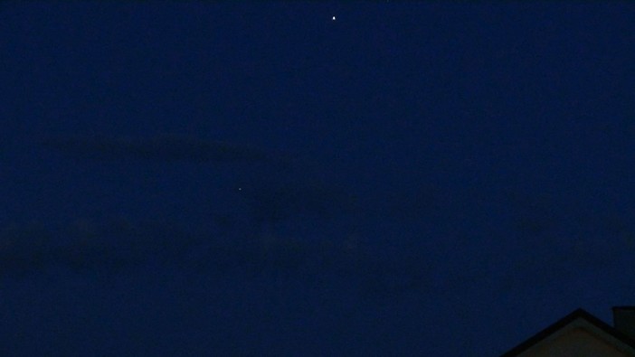 Cinque sfere luminose nel cielo di Celle Ligure: l'ufologo Maggioni analizza il fenomeno avvistato ieri sera