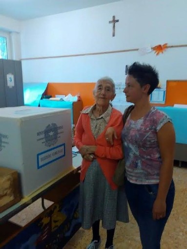 Calizzano: a 99 anni "nonna" Celestina Olivero si reca a votare