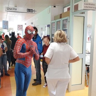 Savona, Spiderman in videochiamata per portare gioia ai bimbi durante l'emergenza Coronavirus