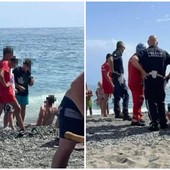Varazze, ubriaco si butta in mare e viene soccorso dai bagnini: intervento del 118 e della polizia locale