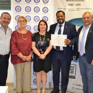 Il console dominicano in visita a Usei, la sede dell'associazione degli ecuadoriani a Savona e Vado