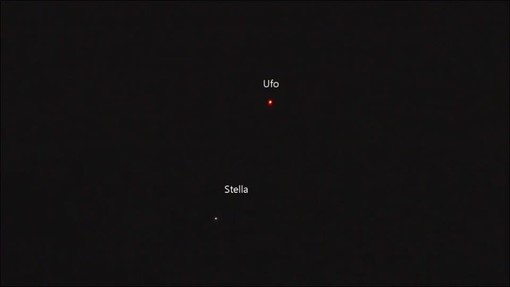 Luce ferma e lampeggiante nel cielo di Albisola: avvistato un ufo (VIDEO)