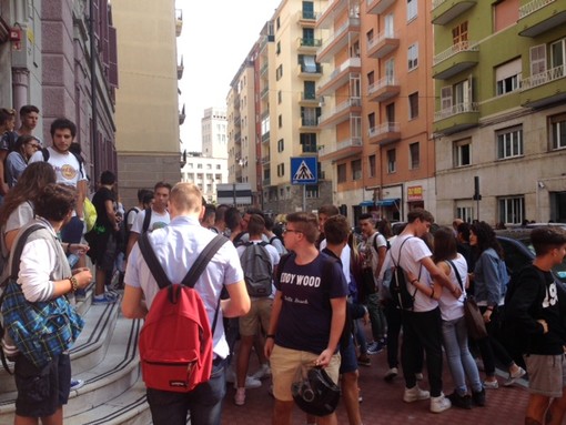 Finisce l'anno scolastico: suona l'ultima campanella per 30mila studenti della provincia