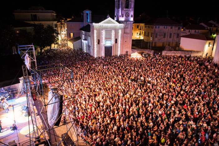 A Loano 60mila persone per la Notte Bianca: Tozzi riempie la piazza del Comune A Loano 60mila persone per la Notte Bianca: Tozzi riempie la piazza del Comune
