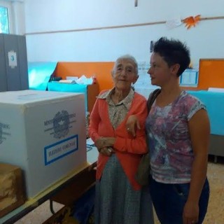 Calizzano: a 99 anni "nonna" Celestina Olivero si reca a votare