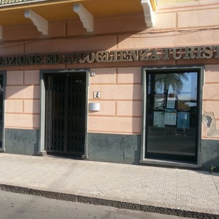 Ufficio Informazioni di Finale senza telefono e al buio: il paradosso di una Provincia turistica