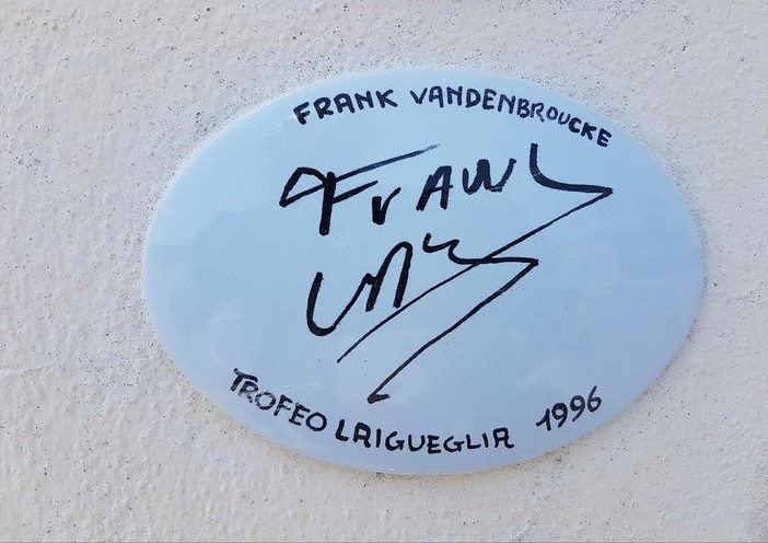 La firma di Frank Vandenbroucke trova il suo posto nel muretto dei ciclisti di Laigueglia
