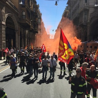 Vigli del fuoco, l'USB all'attacco: "Il contratto proposto offende la dignità della persona" Vigli del fuoco, l'USB all'attacco: "Il contratto proposto offende la dignità della persona"