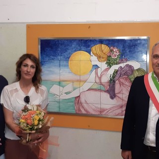 Un pannello in ceramica per ricordare la professoressa Giovanna "Pupi" Rolandi, ex assessore di Albisola (FOTO)