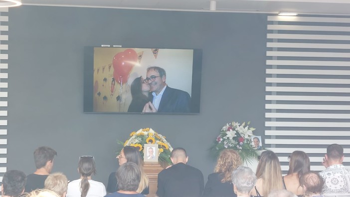 Savona, l'ultimo commosso saluto all'ex assessore di Quiliano Pierluigi Lavazelli Savona, l'ultimo commosso saluto all'ex assessore di Quiliano Pierluigi Lavazelli