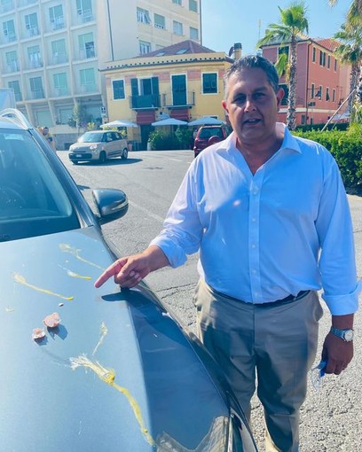 Uova contro l'auto di Toti lanciate da no vax durante una visita a Spotorno (FOTO)