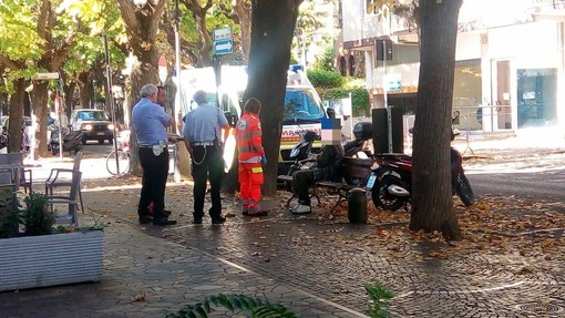 Albenga, ubriaca di prima mattina: donna soccorsa da Polizia Locale e Croce Bianca Albenga, ubriaca di prima mattina: donna soccorsa da Polizia Locale e Croce Bianca