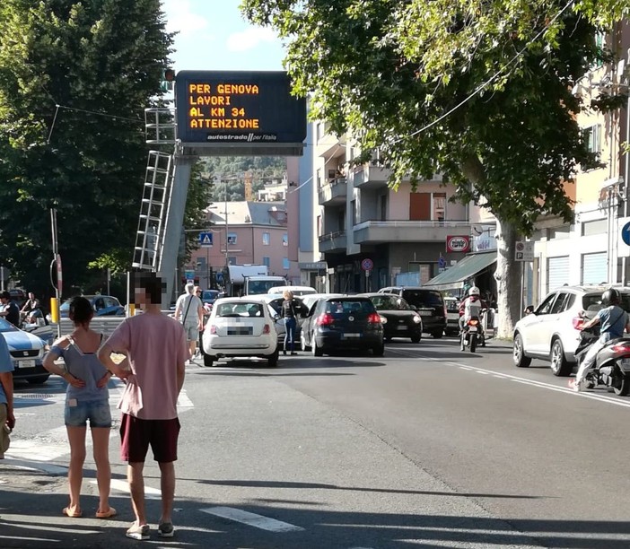 Albisola, uomo arrestato all'uscita dell'autostrada: i poliziotti sparano sei colpi in aria (FOTO)