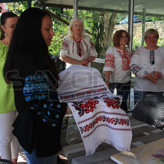 Vedove ucraine ospiti a Finale: quegli sguardi che parlano di dolore e di guerra cercando un abbraccio dal mare