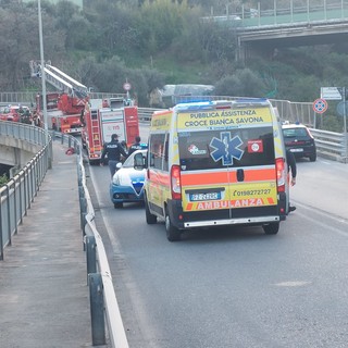 Da un tentato furto d'auto ad un fuga con caduta da un ponte: il rocambolesco pomeriggio a Savona tra Zinola, via Quiliano e Legino 167 (FOTO e VIDEO)