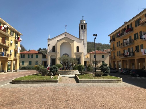 Cengio, un ulivo secolare nella piazza della chiesa (FOTO) Cengio, un ulivo secolare nella piazza della chiesa (FOTO)