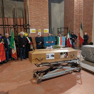 Savona, l'ultimo commosso saluto alla partigiana "Asta" Mariuccia Fava (FOTO)