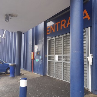 Chiuso per lavori l'Unieuro di Cisano dopo il crollo di ieri