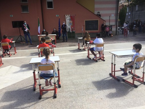 Bergeggi, l’ultimo giorno di scuola è in piazza: gli alunni di quinta salutano le elementari