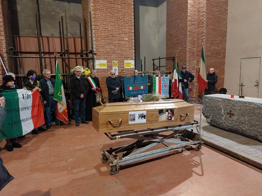 Savona, l'ultimo commosso saluto alla partigiana "Asta" Mariuccia Fava (FOTO) Savona, l'ultimo commosso saluto alla partigiana "Asta" Mariuccia Fava (FOTO)