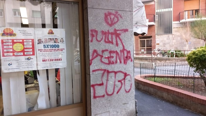 Savona, vandalizzata la sede Uil. La condanna del Psi: "Il clima nel Paese sta risvegliando toni di chiara matrice eversiva" Savona, vandalizzata la sede Uil. La condanna del Psi: "Il clima nel Paese sta risvegliando toni di chiara matrice eversiva"
