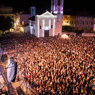 A Loano 60mila persone per la Notte Bianca: Tozzi riempie la piazza del Comune