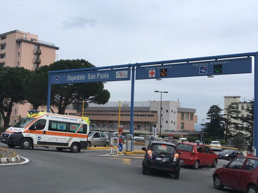 Albisola, auto investe pedone nei pressi della stazione ferroviaria: codice giallo al San Paolo