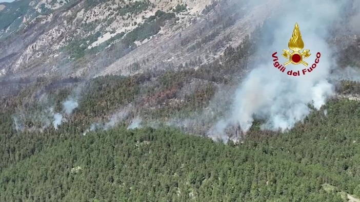 Abruzzo in fiamme, droni e Canadair in azione per spegnere gli incendi Abruzzo in fiamme, droni e Canadair in azione per spegnere gli incendi