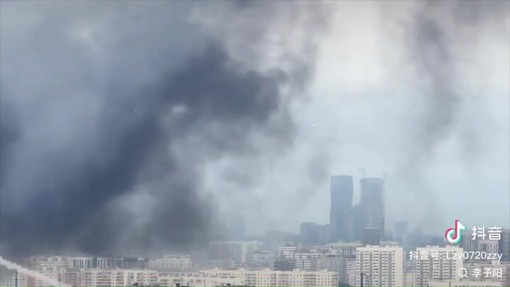 Mosca, il video svela il mistero: la raffineria colpita (anche) da un missile russo