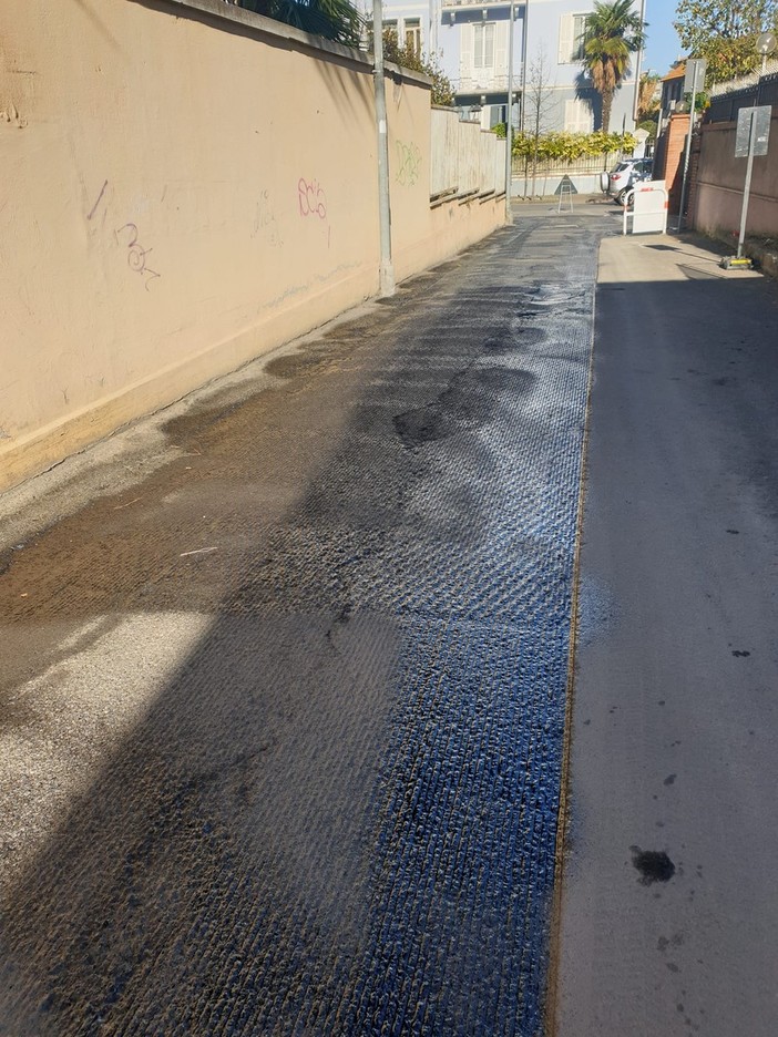 Albenga, in corso la riasfaltatura dei tratti ammalorati in via Paccini Albenga, in corso la riasfaltatura dei tratti ammalorati in via Paccini
