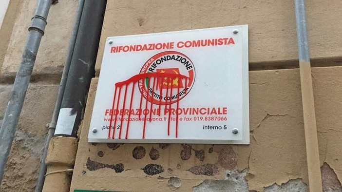 Savona, vandalizzata la targa e la bacheca di Rifondazione Comunista