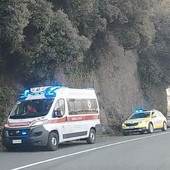 Varazze, uomo in difficoltà in mare, un giovane lo nota e si tuffa riportandolo a terra