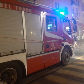 Albissola, esce del fumo dai tombini di via Italia: vigili del fuoco mobilitati (FOTO)