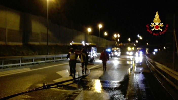Camion a fuoco all'imbocco dell'autostrada a Savona, viabilità ripristinata (FOTO)