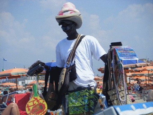 Spotorno: commercio abusivo, denunciato senegalese