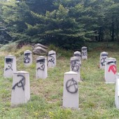 "Genova vi odia", imbrattate targhe e crocifisso nel sacraio del Monte Manfrei a Urbe (FOTO)