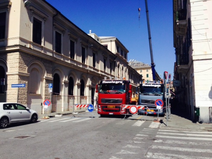 Savona, terminati gli interventi al tetto di palazzo Sisto: fino a domani via Manzoni chiusa per la rimozione della gru Savona, terminati gli interventi al tetto di palazzo Sisto: fino a domani via Manzoni chiusa per la rimozione della gru