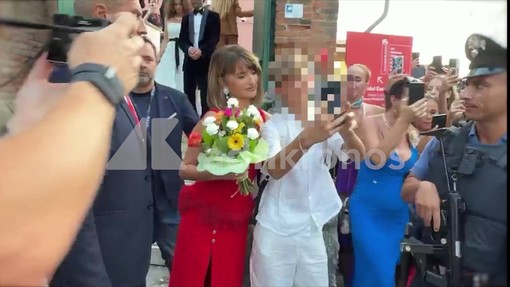 Un mazzo di fiori per Penelope Cruz a Venezia 83, lo spasimante è un gentleman giovanissimo
