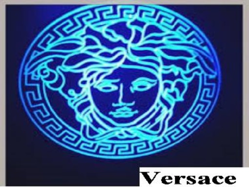 Versace nel mirino per discriminazione. L'accusa di un ex dipendente: il gruppo usa un "codice nero"