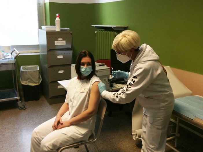 Genova: ecco la prima vaccinata al Covid-19, iniziato anche nella nostra regione il 'Vaccine Day' (FOTO e VIDEO) Genova: ecco la prima vaccinata al Covid-19, iniziato anche nella nostra regione il 'Vaccine Day' (FOTO e VIDEO)