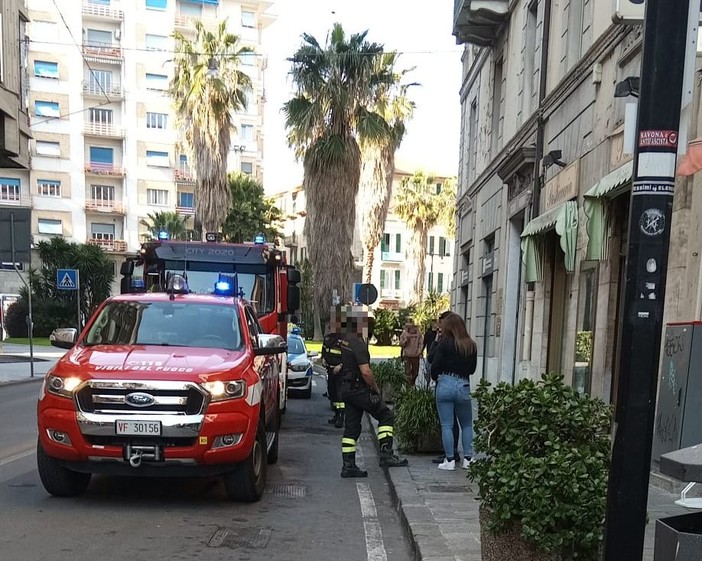 Savona, attimi di apprensione per la fuoriuscita di fumo da una panetteria: Vigili del fuoco in azione