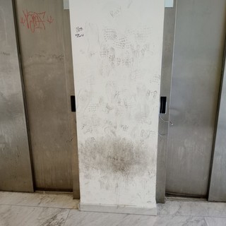 Savona: ancora atti vandalici al parcheggio in Darsena. Colpiti i pulsanti degli ascensori e gli estintori