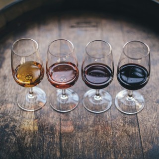Vino, lo shopping corre sul web: quanti anni ha chi acquista?
