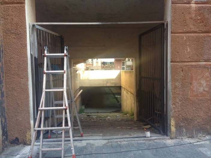 Savona, sono arrivati gli attesi cancelli anti-degrado nelle case popolari di via Milano