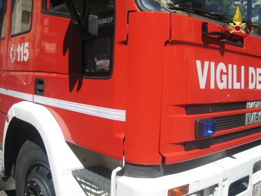Tetto a fuoco a Piana Crixia: intervento dei vigili del fuoco