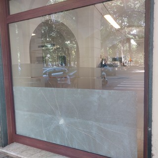 Scoppia una lite in Piazza del Popolo e una pietra rompe la vetrina: colpito l'hotel Savona (FOTO) Scoppia una lite in Piazza del Popolo e una pietra rompe la vetrina: colpito l'hotel Savona (FOTO)