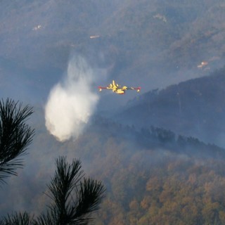 Vado: non è ancora finita, i focolai riprendono vigore nella notte (foto e filmati)
